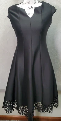 Vestido para mujer Roz & Ali ajustado y acampanado 2P negro bolsillos encaje parte inferior cuello en V cremallera trasera Foto 1 de 4