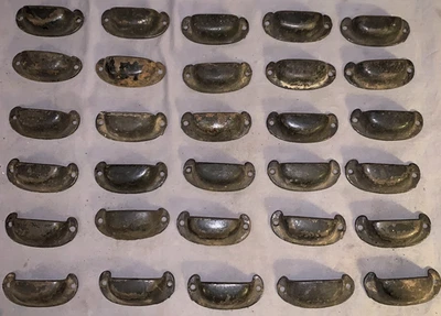 Gran juego de 30 tiradores antiguos de gabinete de contenedor de hierro fundido Foto 1 de 3