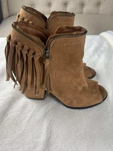 EUC Dolce Vita hellbraune zehenfreie Fransen Mikro-Wildleder Blockabsatz Stiefelette Größe 9 - Bild 1 von 9