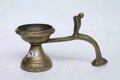 Antigua lámpara de aceite de templo original grabada serpiente de latón de 1900 rica pátina Aarti NH795 Foto 1 de 4
