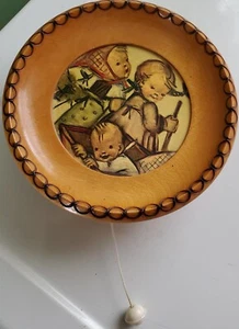 VINTAGE HUMMEL MUSICAL WALL HANGING PLAYS HAPPY BIRTHDAY - Picture 1 of 3