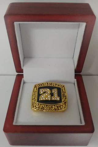 Roberto Clemente - Pittsburgh Pirates Commemorative Ring With Wooden Display Box Cover