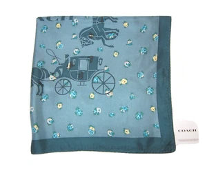 Coach Horse & Carriage Tea Stampa Rosa Bandana 100% Colore Seta Verde Nuovo Con Etichetta - Foto 1 di 3