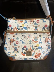 Dooney & Bourke Disney EPCOT Reimagined 2024 Umhängetasche Neu mit Etikett Nemo Remy Groot - Bild 1 von 8