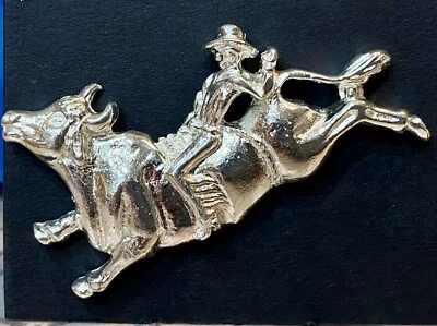 Prendedor de sombrero Bull Rider plateado Foto 1 de 2