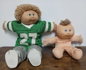 Zwei Kohlaufnäher Kinderpuppen - Bild 1 von 23