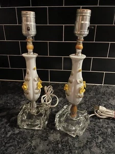2 Vintage Porzellan Nachttischlampen mit Glasfuß gelbe, weiße & graue Rosen - Bild 1 von 7