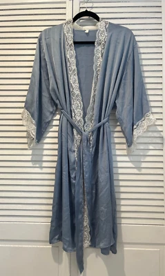 Bata con ribete de encaje azul rubor rosa talla S Foto 1 de 4