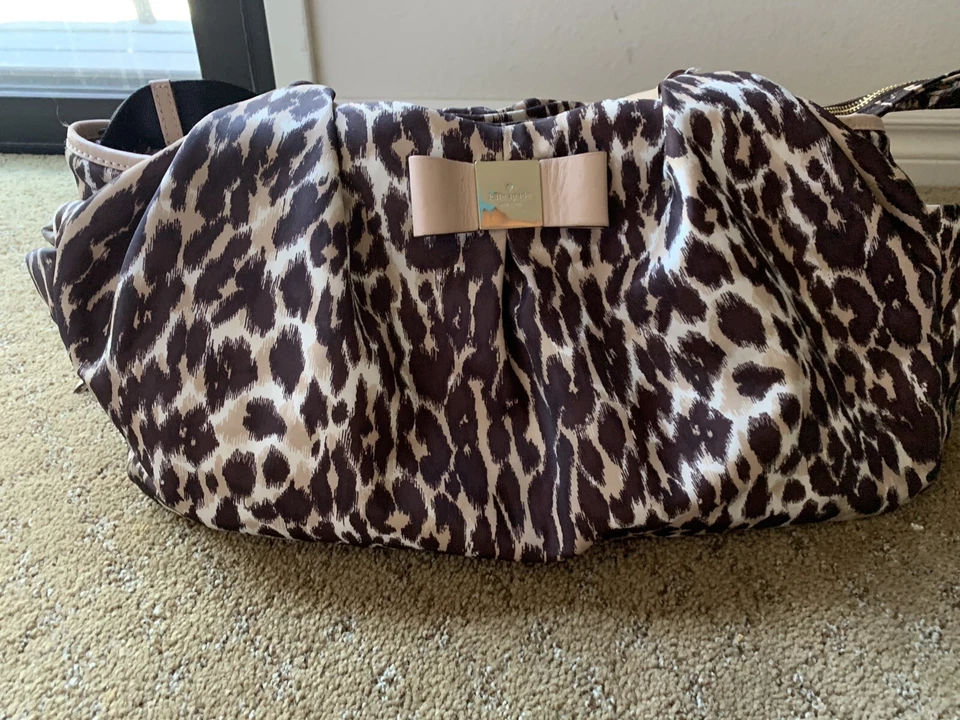 Bolso de bebé Kate Spade New York Veranda Place de nailon Stevie, leopardo Foto 1 de 4