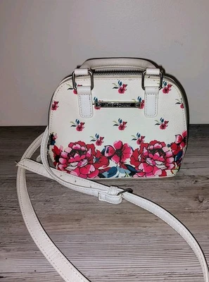 Betsey Johnson 小号花卉斜挎包钱包白色可调节  — 第 1/4 张图片