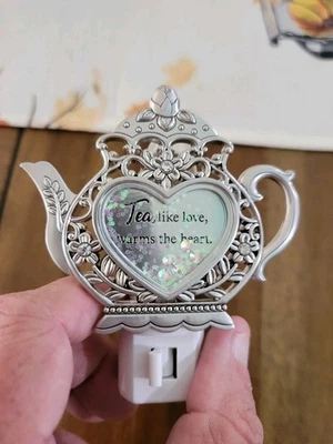 Tetera Silver Nightlight en forma de "té, como el amor, calienta el corazón" funciona Foto 1 de 4