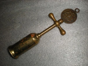 Sacacorchos vintage de latón con escudo de honor abrebotellas de vino para monedas - Imagen 1 de 8