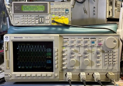 Osciloscopio Tektronix TDS784A 1 GHz 4GS/s 05 13 1F 1M 2F Foto 1 de 4