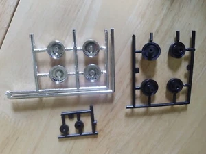 Räder, Rückseiten von Batmobile - AMT 1/25 - Teile - Bild 1 von 4