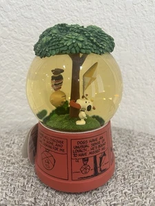 Snoopy Charlie Brown Hallmark Peanuts Musical Snow Globe - Picture 1 of 4