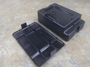 CAJA DE BATERÍAS GENUINA TORO 105-6843 CON CUBIERTA DE BATERÍA 105-6844 TOTALMENTE NUEVA - Imagen 1 de 4