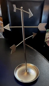 Soporte de joyería con flecha en tono plateado de diseño loft/escultura/pantalla de metal; 16""Hx8,25""W - Imagen 1 de 24