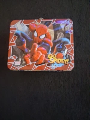 Fiambrera de hojalata en relieve y rompecabezas de 48 piezas Marvel Ultimate Spider-Man coleccionable 2013 Foto 1 de 4