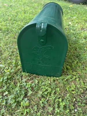 Used SOLAR  ELITE GREEN HEAVY DUTY METAL STANDARD RURAL MAILBOX - Image 1 of 4