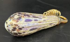 Kunstglas Kürbis ~ creme mit metallisch lila ~ silbernen Rippen ~ gold aufgerollter Stiel - Bild 1 von 10