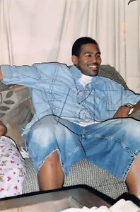Original Photo 4x6 African American Man Sitting On Couch Snapshot H216 #47 - Bild 1 von 2