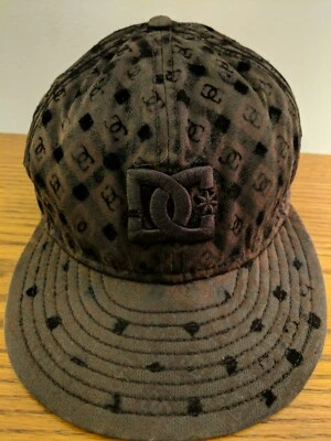 Boné de beisebol DC Shoe angustiado 59Fifty NewEra preto bordado ajustado tamanho 7 - Imagem 1 de 4