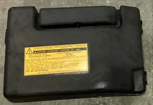 02-05 LEXUS SC430 BAJO CAPÓ CONTROLADOR LADO IZQUIERDO UNIÓN FUSIBLE CUBIERTA TAPA RECORTADA - Imagen 1 de 2