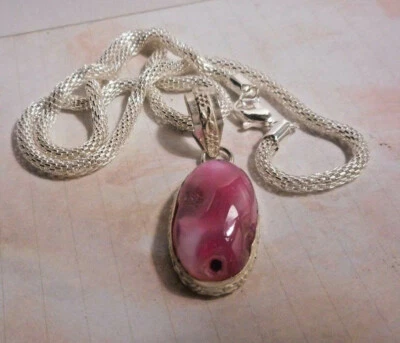 Colgante de ágata rosa hecho a mano en cadena de plata Foto 1 de 4