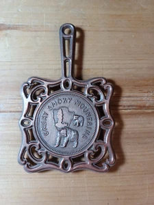 RECUERDO DE COLECCIÓN TRIVET DE METAL EN TONO COBRE GRAN HUMO MONTAÑAS HECHO EN EE. UU. - Imagen 1 de 8