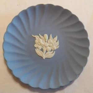 Bandeja de caramelos acanalada vintage Wedgwood azul jaspe motivo floral 4,75" nueva en caja - Imagen 1 de 4