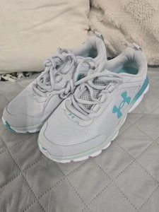 ZAPATO DE RUNNING UNDER ARMOUR PARA MUJER CARGADO ASSERT 9 GRIS NIEBLA MARINA AZUL TALLA 6 - Imagen 1 de 5