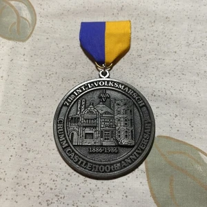 Prendedor medalla castillo Crumm Volksmarch Club 1986 cinta vintage - Imagen 1 de 8