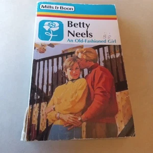 😇 Betty Neels An Old Fashioned Girl Mills And Boon 1993 vintage Paperback Book - Picture 1 of 15