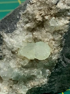 Prehnit mit Albit & Quartx auf Matrix - Prospect Park, Passaic Co., NJ - Bild 1 von 9