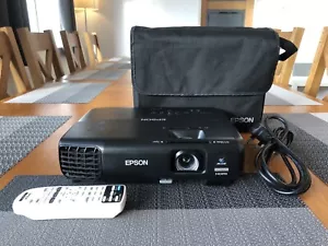 Epson EB-W03 Projecteur Home Cinéma HDMI 720p WXGA Seulement 81 Heures Lampe Utilisé HD - Photo 1/17
