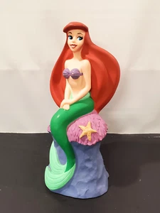 Salvadanaio monete La Sirenetta plastica dura Disney Ariel con tappo vintage - Foto 1 di 18