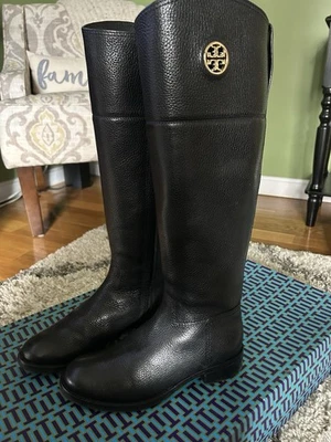 Botas de montar Tory Burch de cuero granulado negras altas con cremallera lateral talla 6 logotipo dorado Foto 1 de 4