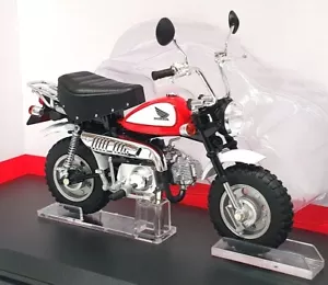 Aoshima 1/12 Scale 11169-3700 - Honda Monkey Motorcycle - Red/White - Picture 1 of 5