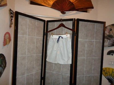 NUEVO CON ETIQUETAS $45.00 ''7 PARA TODA LA HUMANIDAD'' NIÑOS GRIS MEDIO PANTALONES CORTOS DE BAÑO, Foto 1 de 4