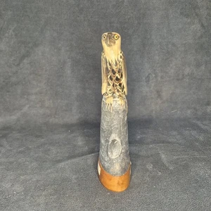 2 Büffelhorn geschnitzte Adler Statue mit Glasaugen & Holzsockel - Bild 1 von 8