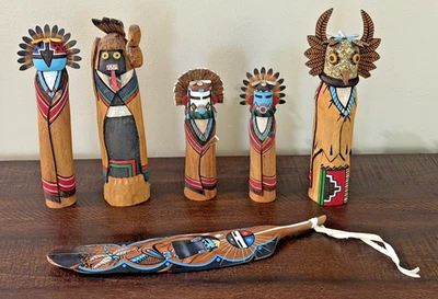 6 件签名 Hopi & Zuni Kachina 公仔 + 着色羽毛 – Nequatewa & Sanchez — 第 1/4 张图片
