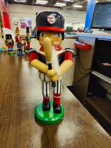 GOT1 - Baseballspieler Holz Nussknacker weiß blau rot Uniform - Bild 1 von 7