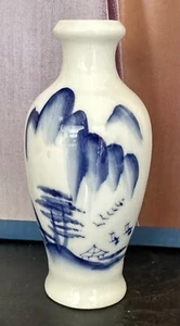Mini jarrón de porcelana china azul y blanco escena paisaje de montaña - Imagen 1 de 1