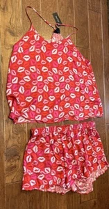 Set pigiama 2 pezzi stampa bacio gattino City Chic in rosso rosa bianco taglia grande (20) - Foto 1 di 7