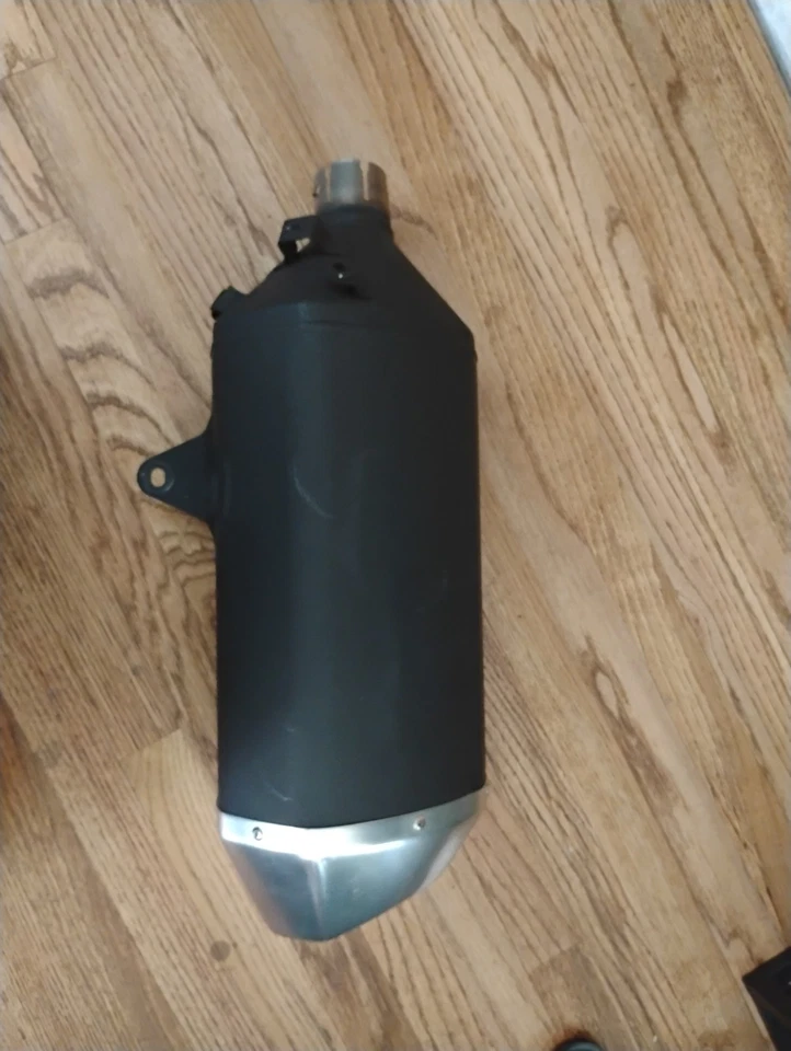 Silenciador de escape OEM Suzuki GSXR 1000R 2017-2025 usado en buen estado stock Foto 1 de 4