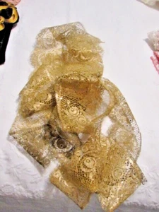 Hermoso adorno de encaje vintage metálico dorado cojo festoneado 140” de largo x 3-1/2” de ancho - Imagen 1 de 7
