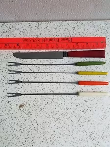Lote De Colección De 4 Pinchos De Fondue Y 1 Cuchillo Mango De Baquelita Roja - Imagen 1 de 3