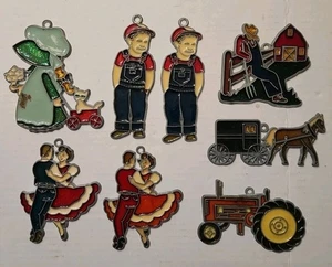 Lote de 8 vitrales vintage Country Farmer Amish tractor 4" Suncatcher. - Imagen 1 de 5