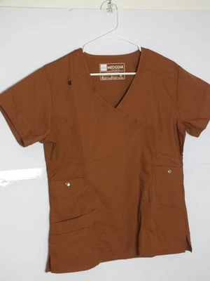 Blusa Médica MG Medgear Marrón, Talla Med Metal Bolsillos con Botones a Presión, Lazo en el Hombro Foto 1 de 4