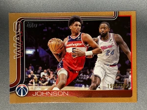 Baloncesto Topps 2025-26 AJ JOHNSON #/2025 GOLD Wizards - Imagen 1 de 2
